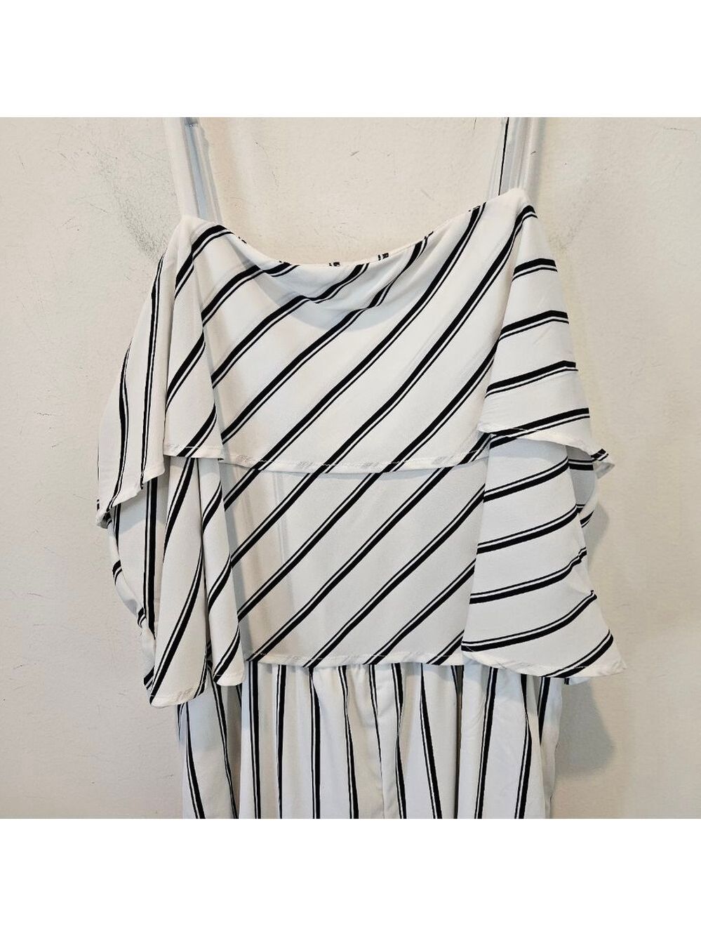 Women's MELLÓ DAY White & Black Striped Ruffle Cropped Jumpsuit M Pockets! - Picture 4 of 9